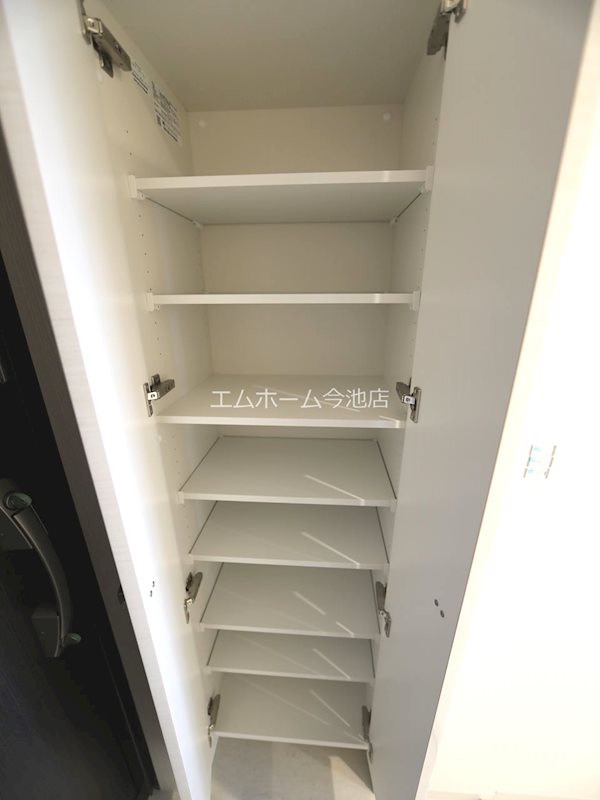 玄関　玄関　シューズボックス付（収納充実してます）