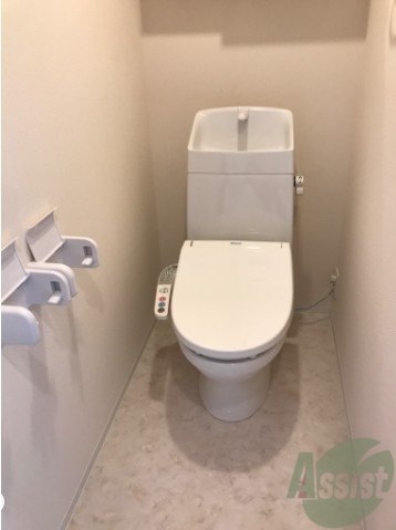 トイレ　ウォシュレット機能付きのお手洗いになります。