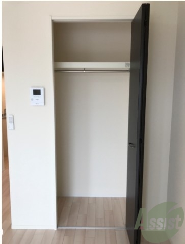 収納　収納も備付けてございます。お洋服が沢山あっても大丈夫です。