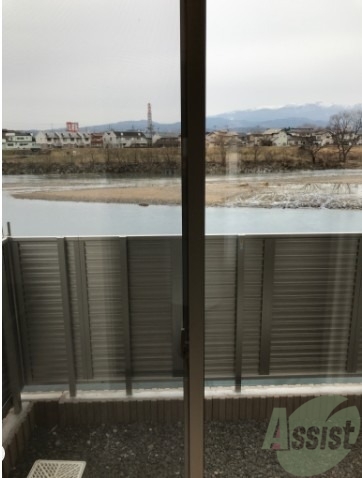 バルコニー　窓からの景色です。ぜひご内覧の際にもご覧くださいませ。