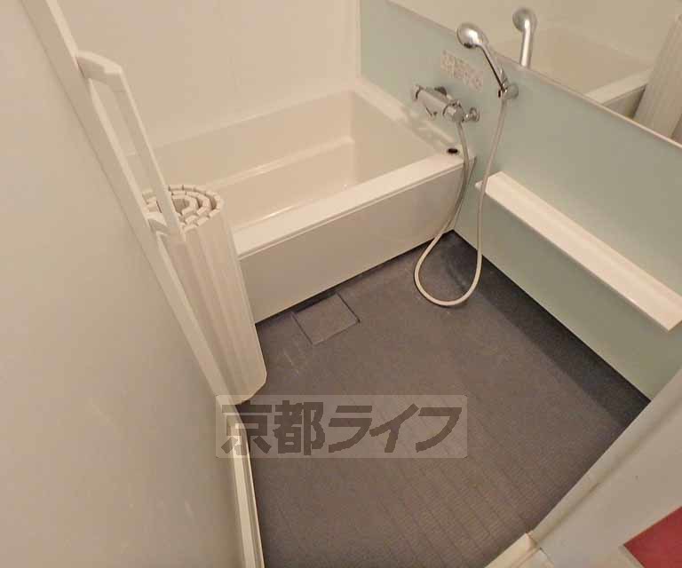 バス・シャワールーム　ゆったり浸かれるサイズです