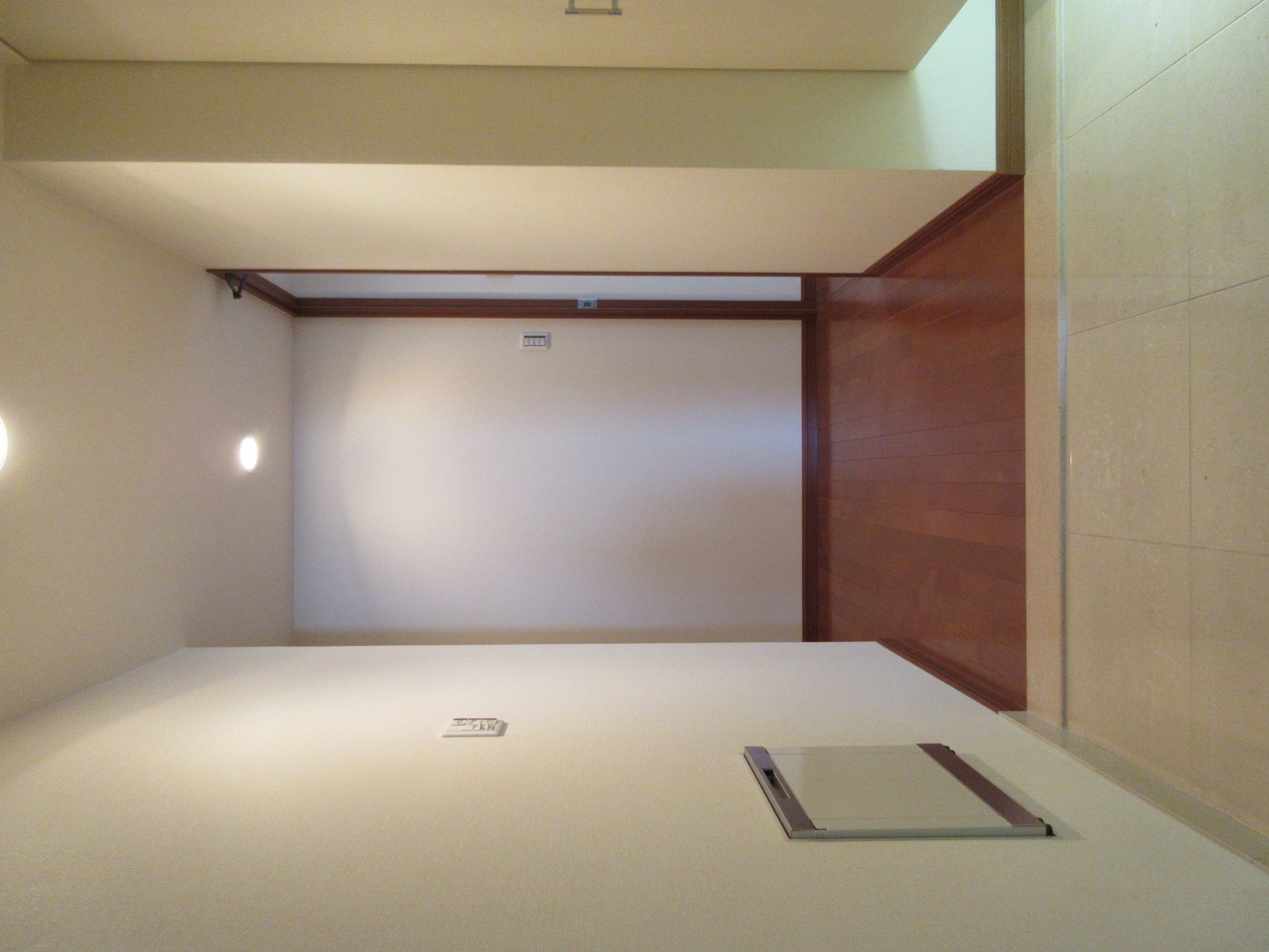 玄関　室内はリフォーム前の写真です。