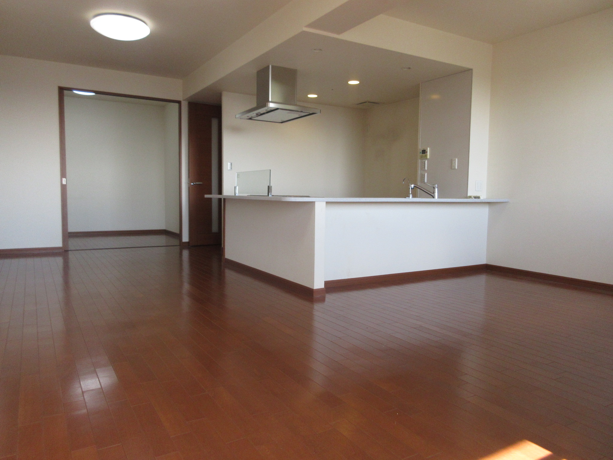 居室・リビング　室内はリフォーム前の写真です。