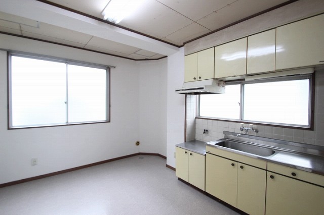 居室・リビング　同物件別室