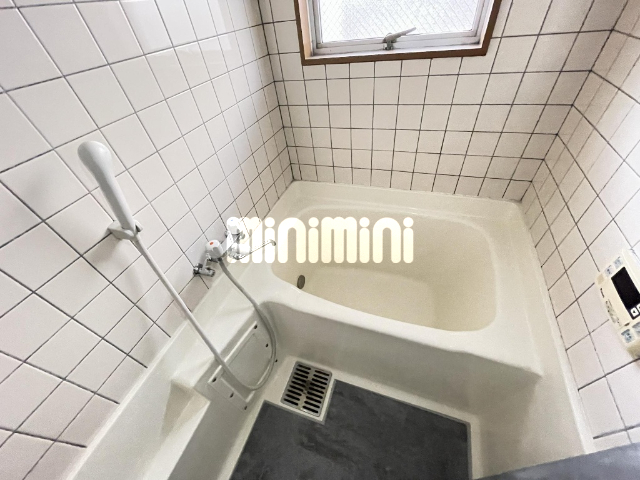 バス・シャワールーム　窓付きです