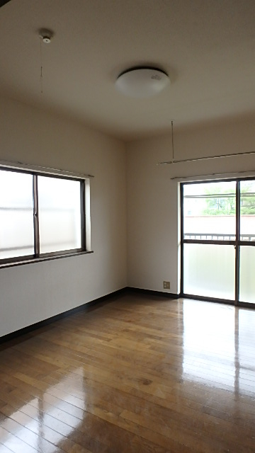 居室・リビング　洋室7帖、2面採光で明るいお部屋です！