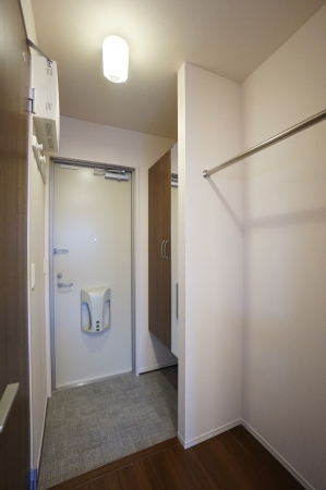 玄関　シューズボックス、コート掛け