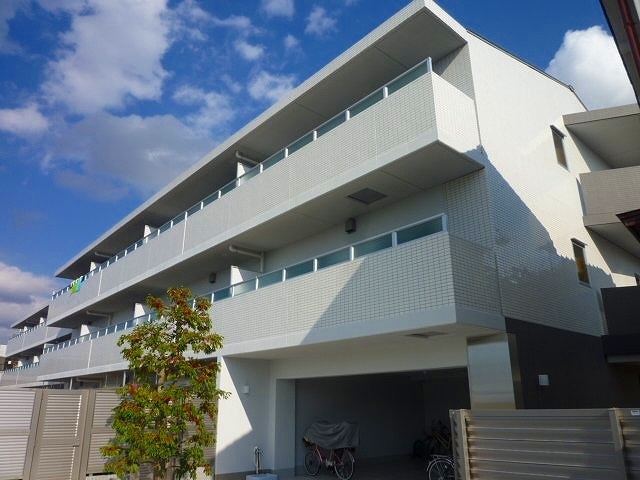 東大阪市立花町のマンションの建物外観