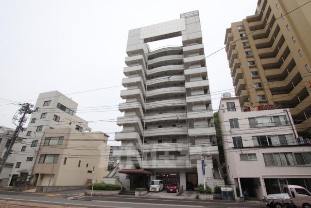 【広島市南区松川町のマンションの建物外観】