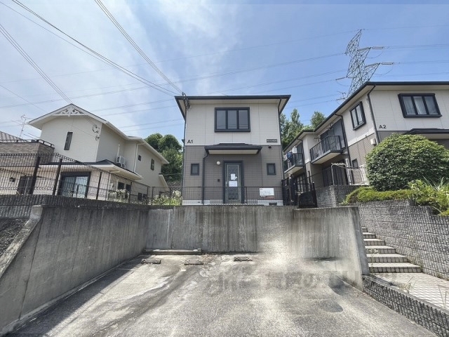 【香芝市旭ケ丘のアパートの建物外観】