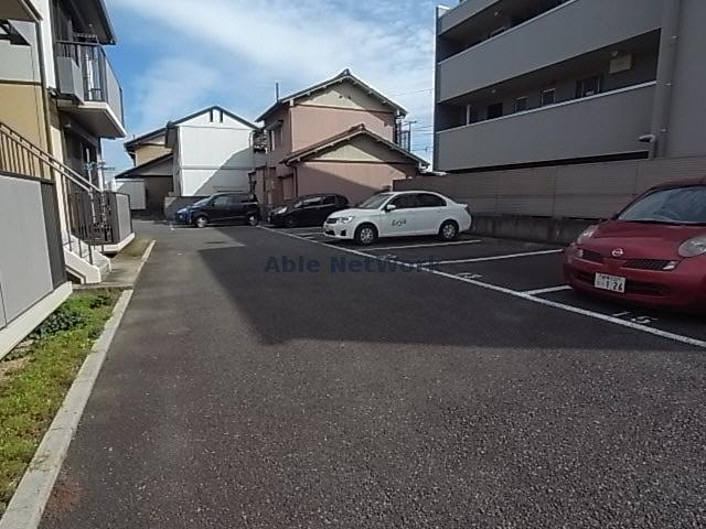 【岐阜市西荘のアパートの駐車場】