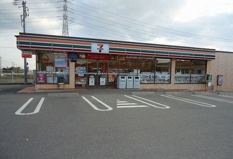 【西尾市巨海町のアパートのコンビニ】