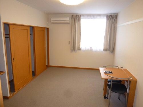 居室・リビング　エアコン、カーテン、机、椅子完備