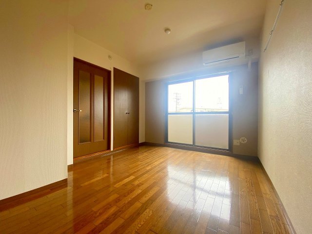 居室・リビング　こちらの居間で趣味の時間をお楽しみください