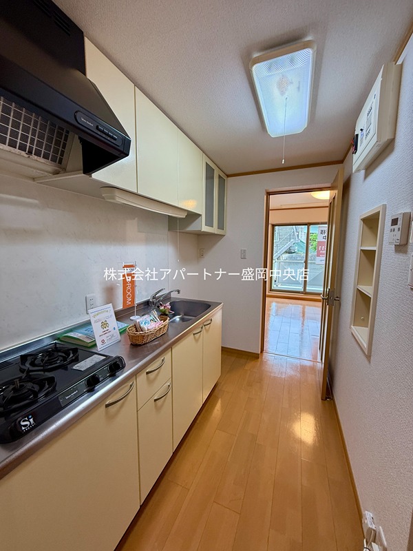 キッチン　キッチン背面に収納有り