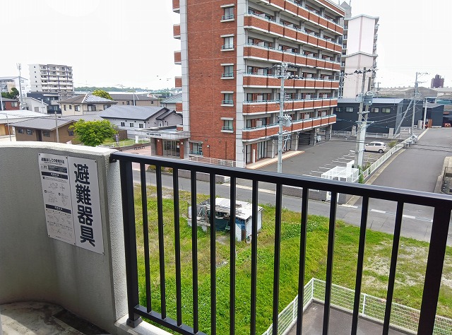 バルコニー　角部屋ですので避難梯子があります