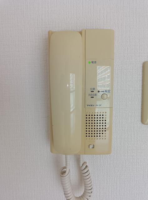 セキュリティ　エントランスはオートロック、インターホンから開錠します