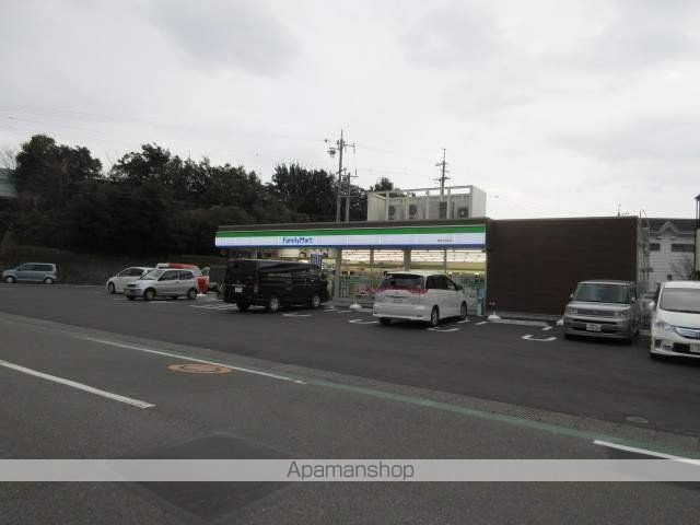 コンビニ　ファミリーマート（コンビニ）まで801m