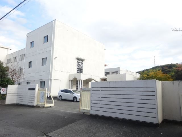 中学校　静岡市立東中学校（中学校）まで605m