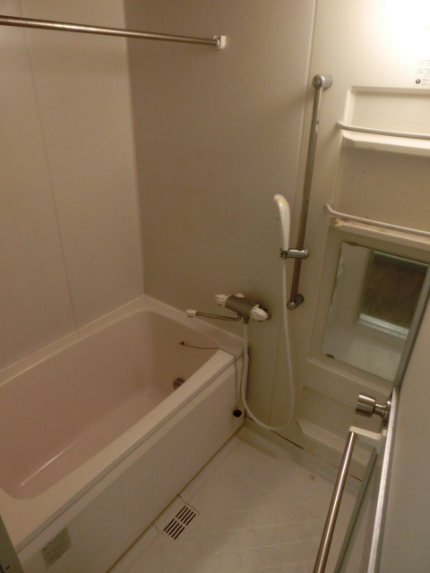 バス・シャワールーム　浴室乾燥機つきバスルームは雨の日の優れもの。