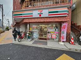 コンビニ　セブンイレブン台東根岸1丁目店（コンビニ）まで104m