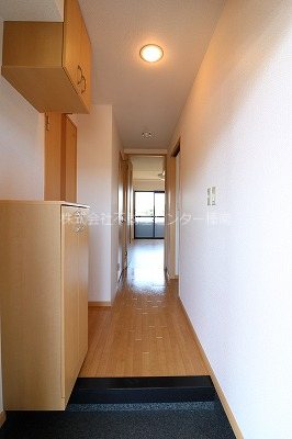 玄関　別部屋写真です
