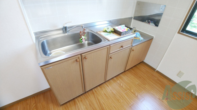 キッチン　キッチンを正面から撮影しています、収納スペースもあり使い易い