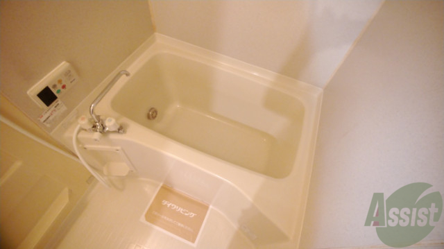 バス・シャワールーム　白くきれいな浴室です、トイレ別、脱衣所ありで使いやすい