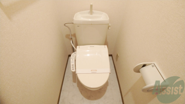 トイレ　温水洗浄機能付きのトイレです。きれいで落ち着ける空間。