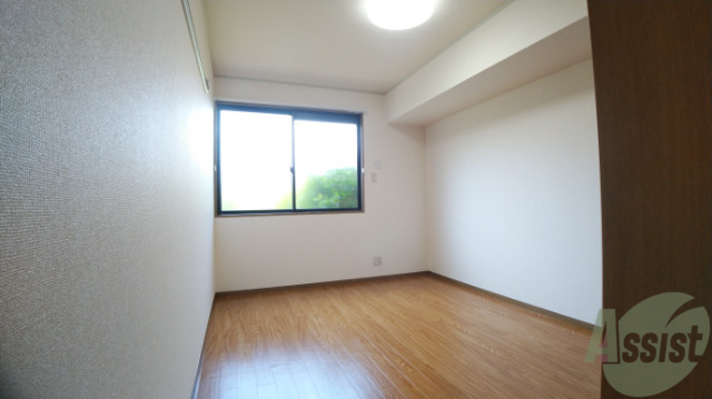 その他部屋・スペース　玄関入って左の５帖の洋室は寝室にちょうどいいサイズ