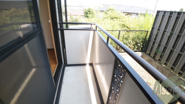 バルコニー　リビングからつながるバルコニーは陽の光がよく当たる快適空間