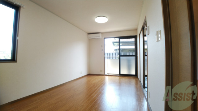 居室・リビング　９帖のリビングは収納と窓があり、陽の光が気持ちよく差します