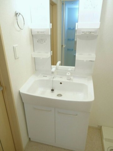 洗面設備　明るい洗面所です