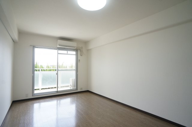 居室・リビング　こちらの居間で趣味の時間をお楽しみください