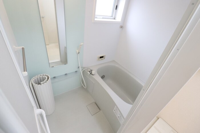 バス・シャワールーム　追い焚き給湯式浴室（小窓・浴室換気乾燥機付）