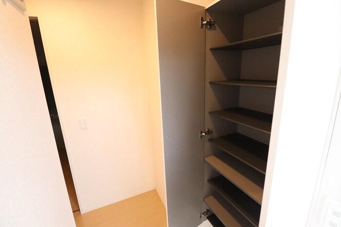 その他設備　トールタイプの姿見付シューズボックス