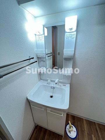 洗面設備　ゆったりとスペースのある洗面所