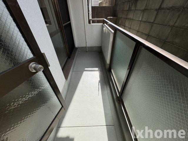 バルコニー　暖かな日差しのふりそそぐバルコニー