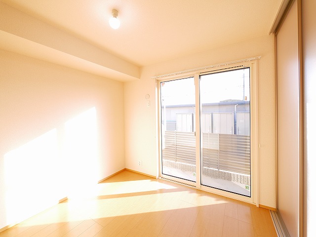 その他部屋・スペース　落ち着いた色調の寝室です