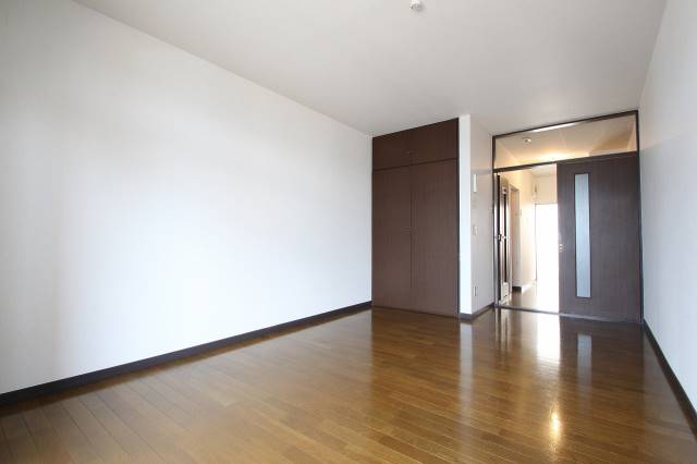 居室・リビング　広々したお部屋で生活しやすいですね。１０３号室の写真です。