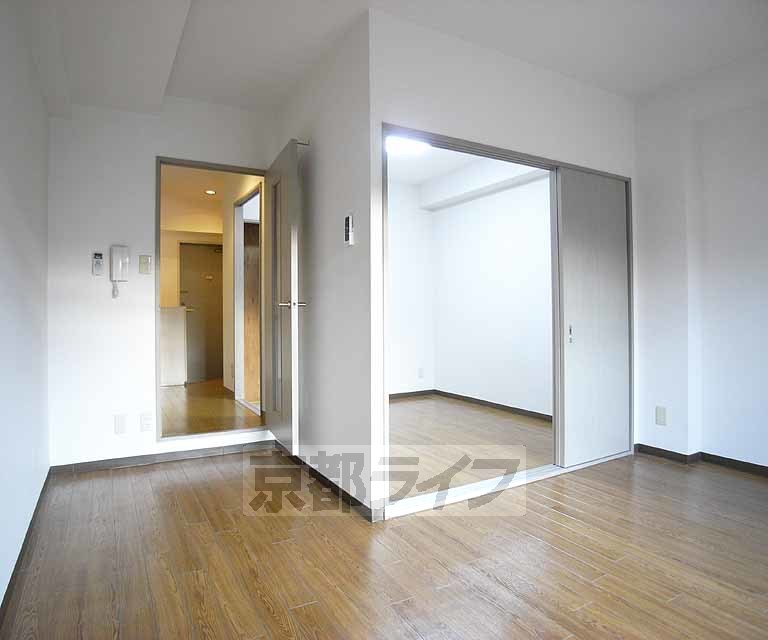 居室・リビング　分譲マンションのきれいなお部屋です。