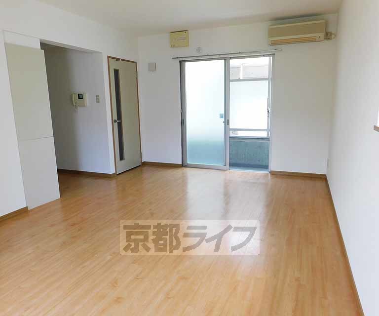 居室・リビング　広々とした洋室１３．５帖