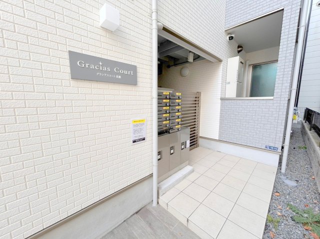 エントランス　オシャレなエントランスは安心のオートロック付きです。