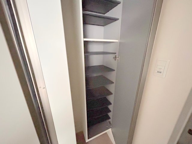 収納　大きいシューズボックスは靴がいっぱい入れれますね。