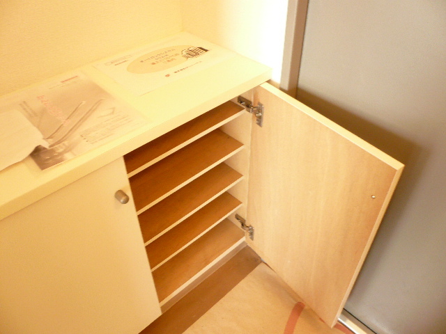 玄関　【別室参考写真】◆玄関には下駄箱収納。