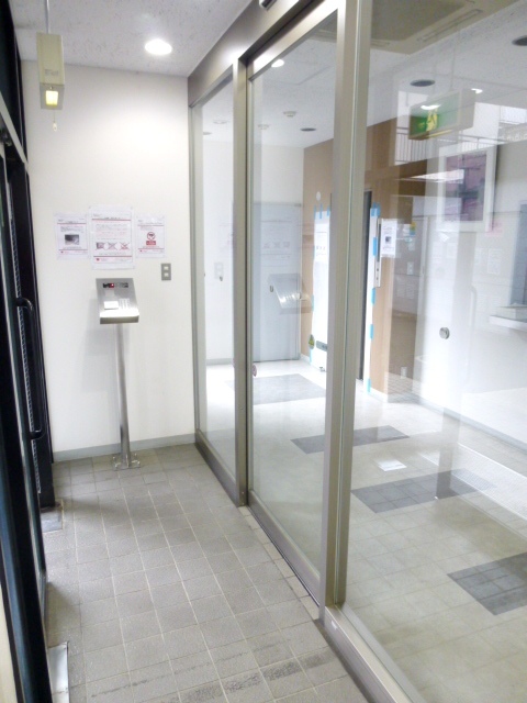 エントランス　ひとり暮らしの防犯に安心のオートロック。