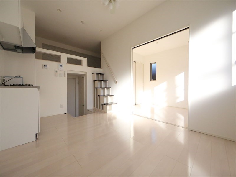 居室・リビング　ＬＤＫ8帖　洋室3.8帖　上段ロフト5.5帖　同型写真