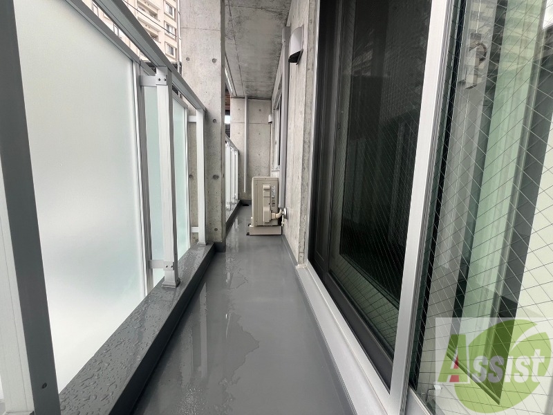 バルコニー　バルコニーは幅があり、広い印象を受けました。