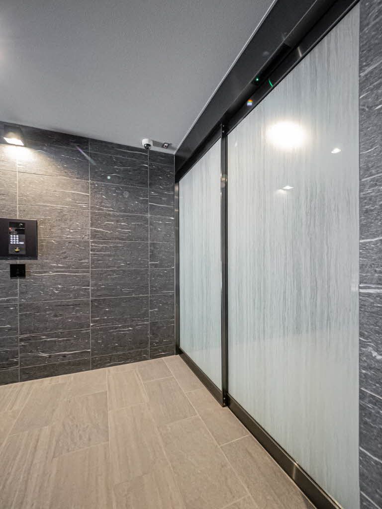 エントランス　オートロックは部屋鍵を持っていれば近づくだけで開きます。