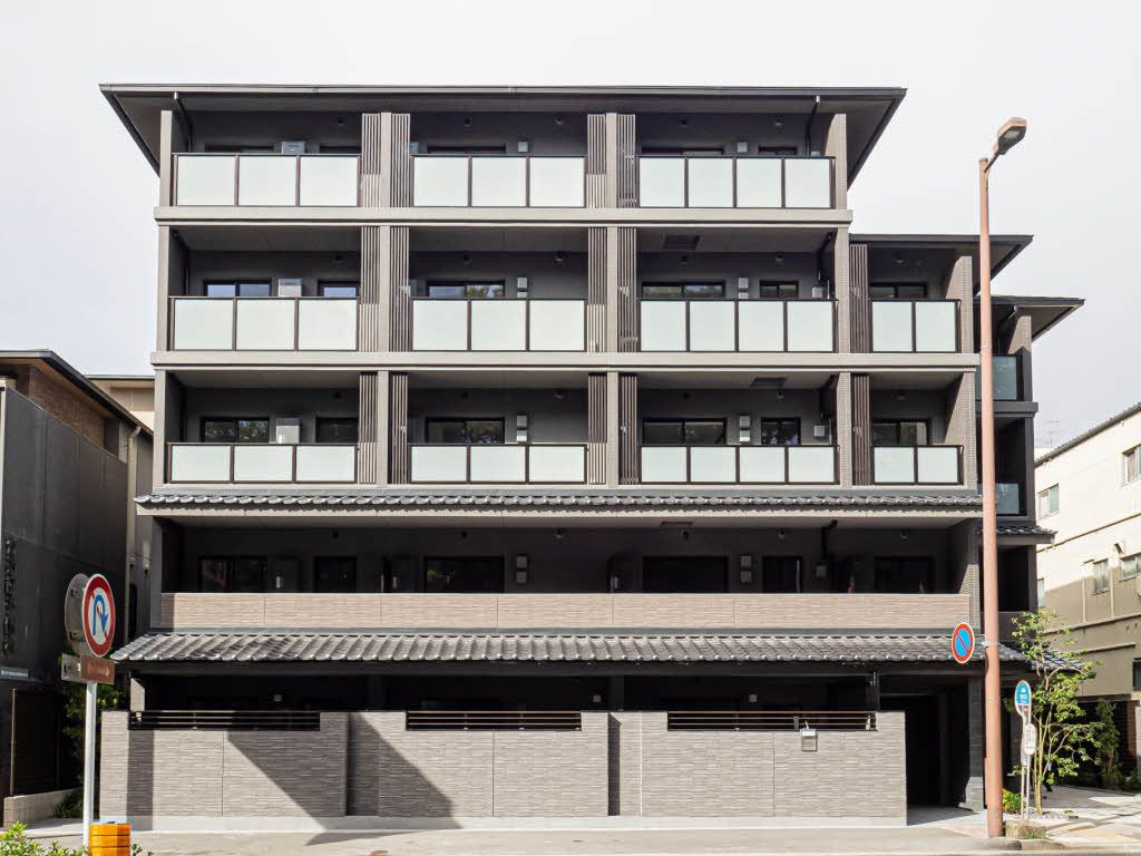 建物外観　烏丸通に面した外観。目の前は京都御所です。